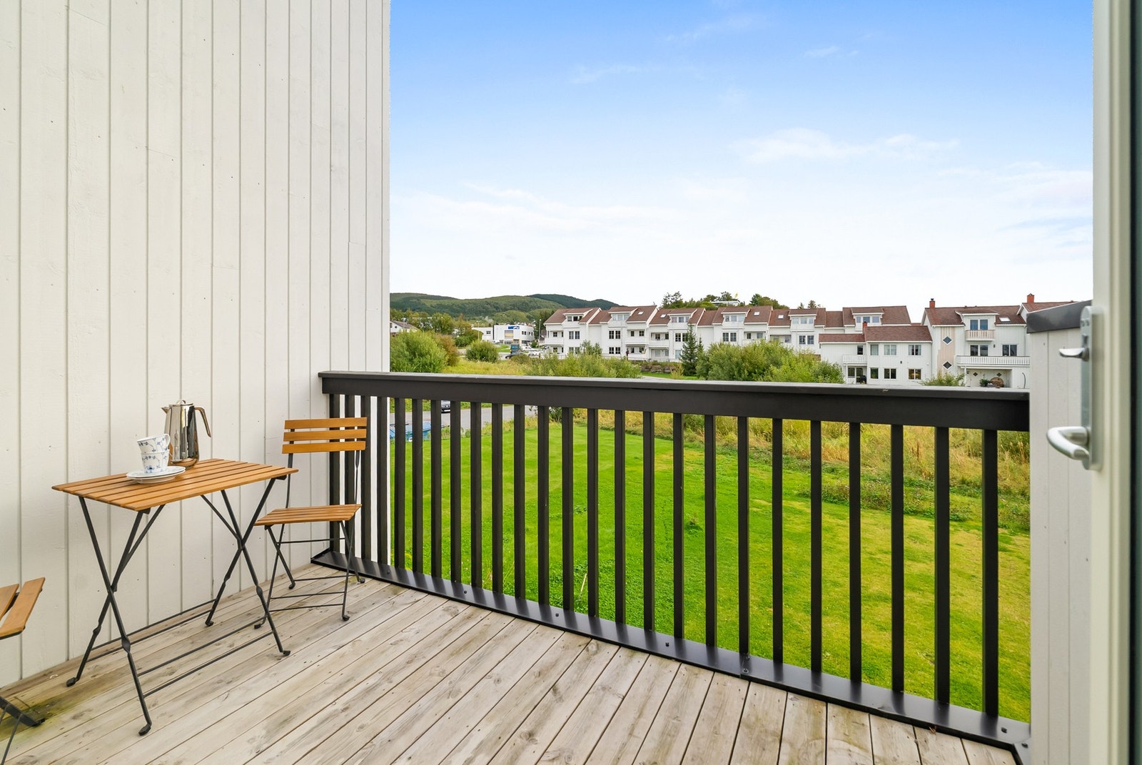 Her er det plass til en gruppe med bord og stoler, perfekt for morgenkaffen. Galleribilde