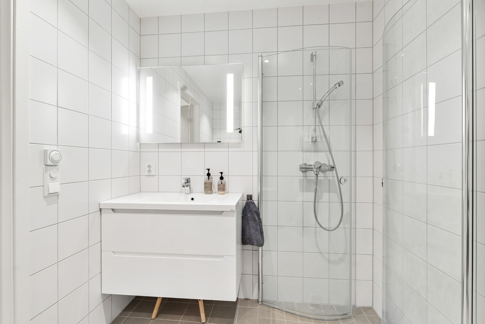 Moderne dusj og veggehengt vask. Galleribilde