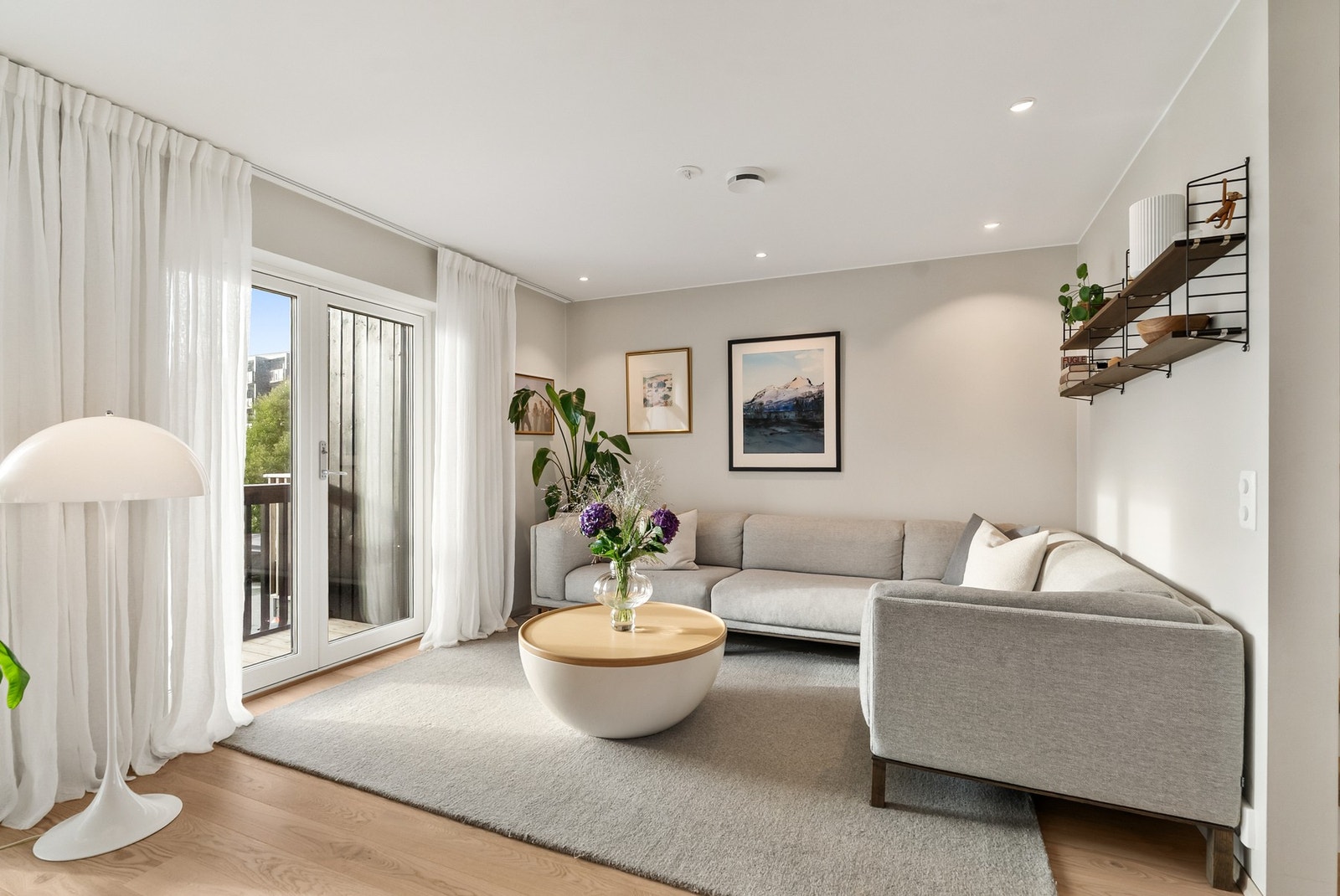 Fra stuen er det utgang til en vestvendt balkong. Galleribilde