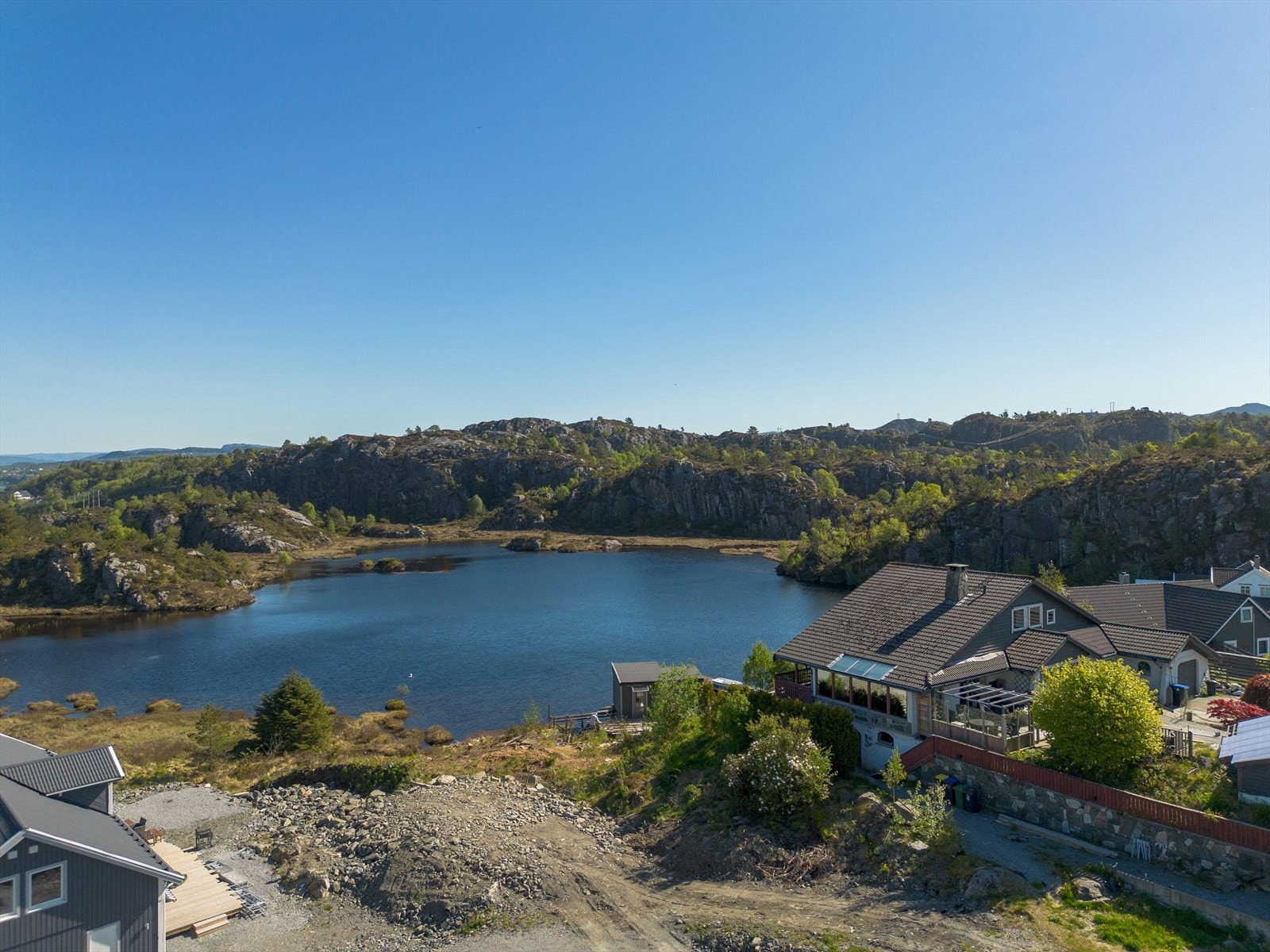 Christer Haugen i Fana Sparebank Eiendom presenterer en flott boligtomt på Foldnes. Galleribilde