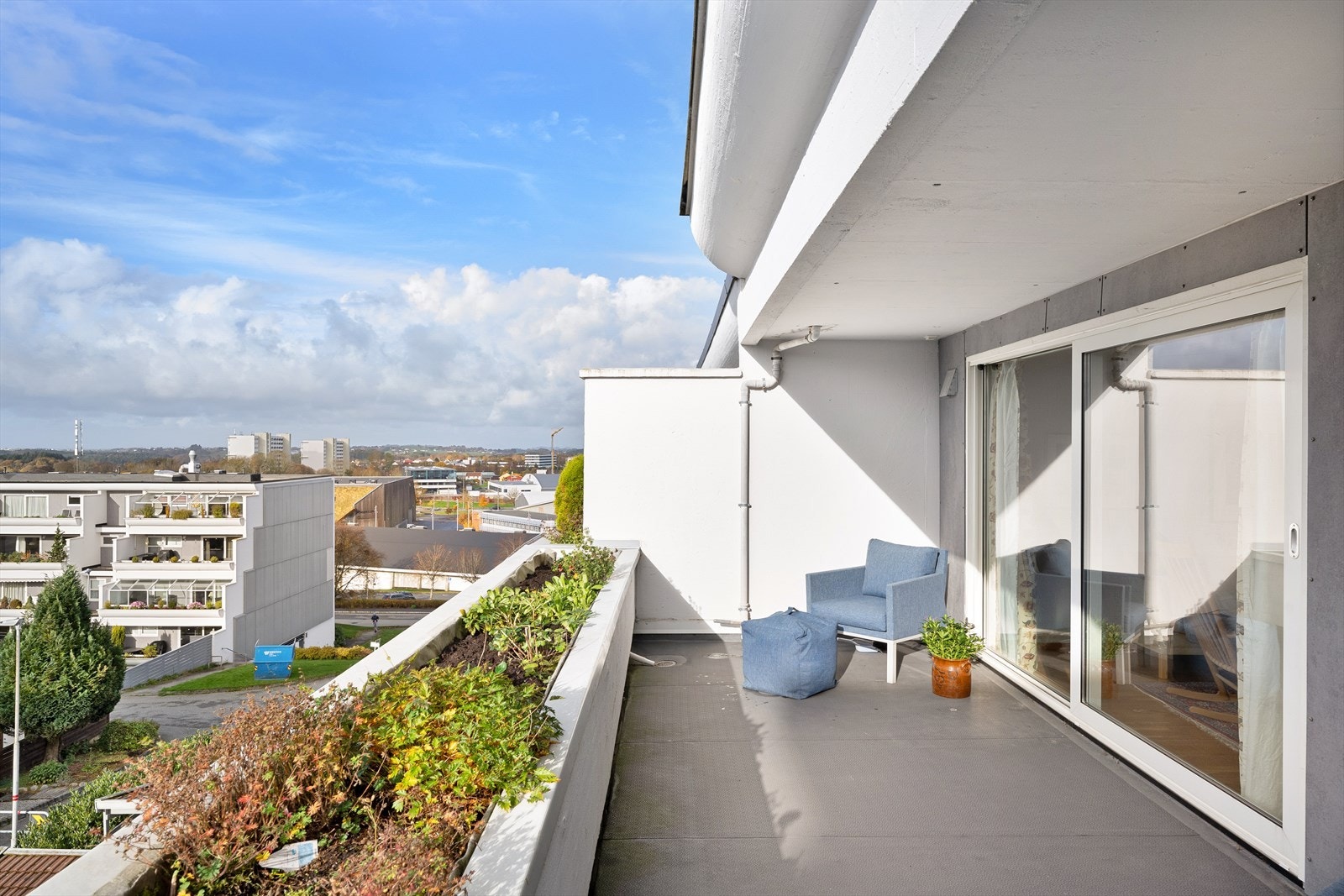 Romslig balkong mot vest Galleribilde