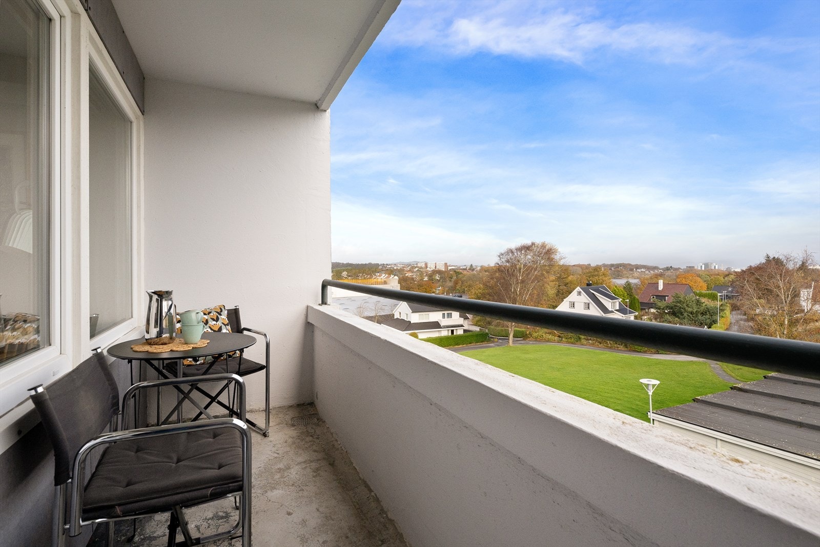 Østvendt balkong med morgensol og fin utsikt Galleribilde