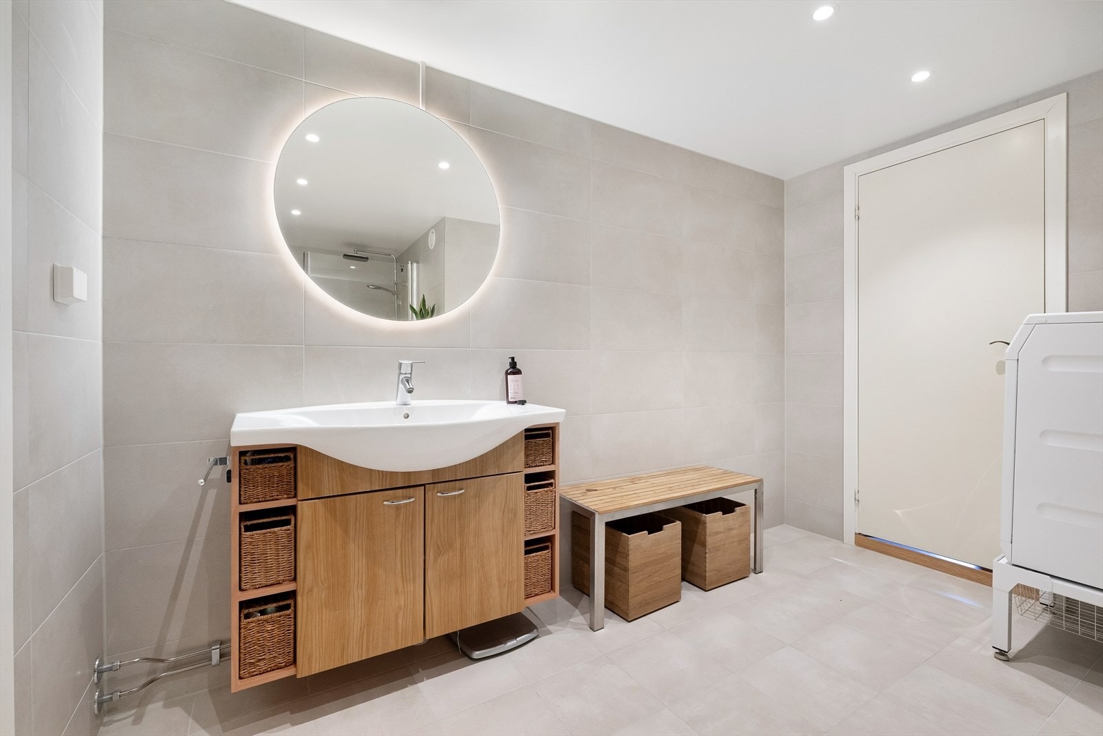 Innbydende nyere bad/vaskerom Galleribilde