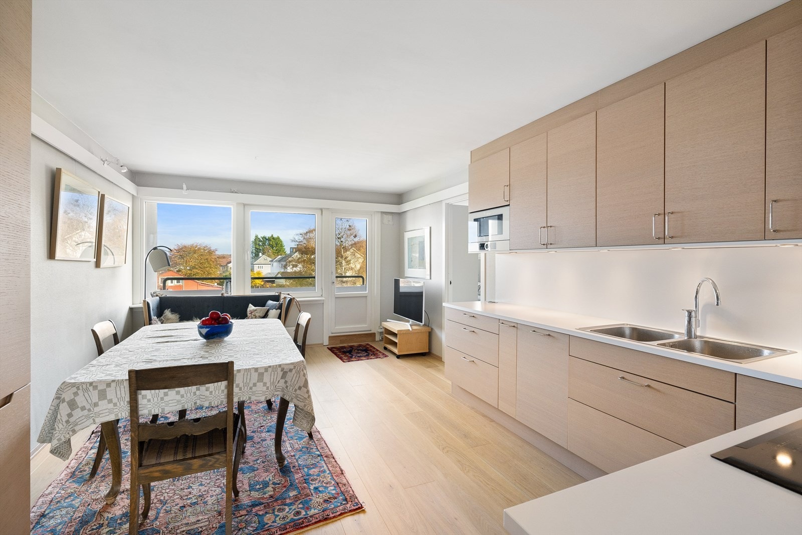 Eget kjøkkenrom med plass til spisebord Galleribilde