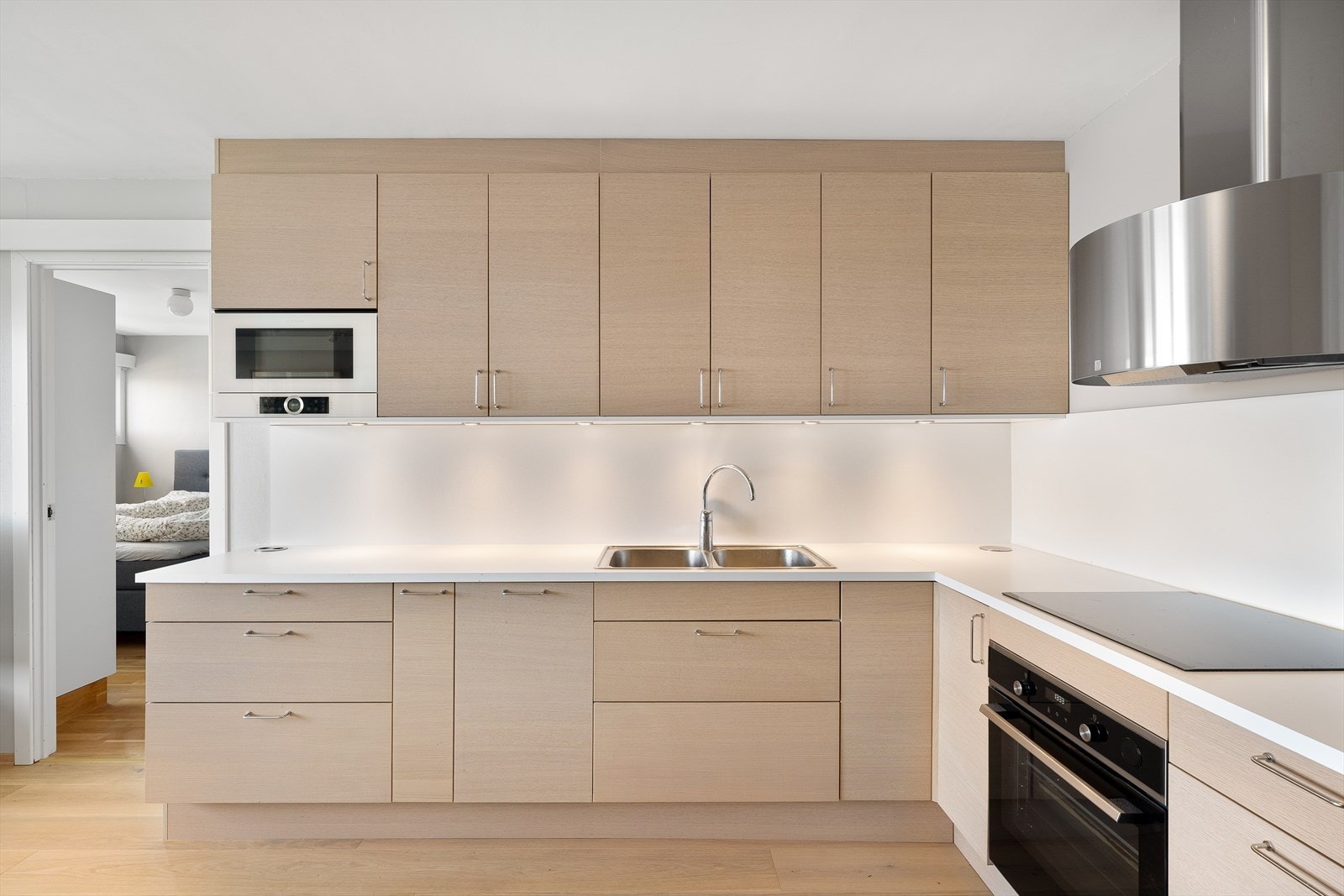 Her er rikelig med skap- og arbeidsplass Galleribilde