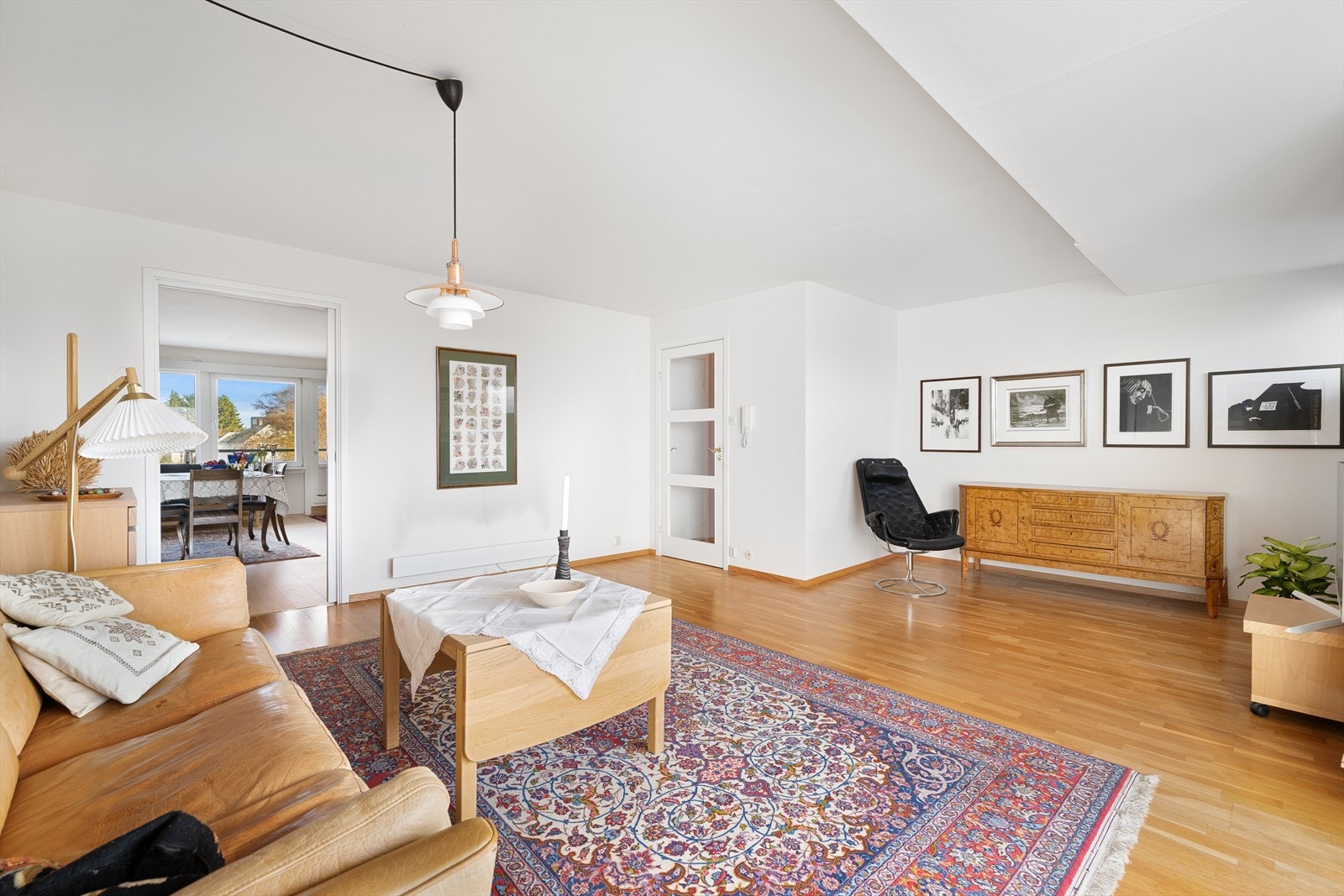 Stue med plass til å møblere i flere soner Galleribilde