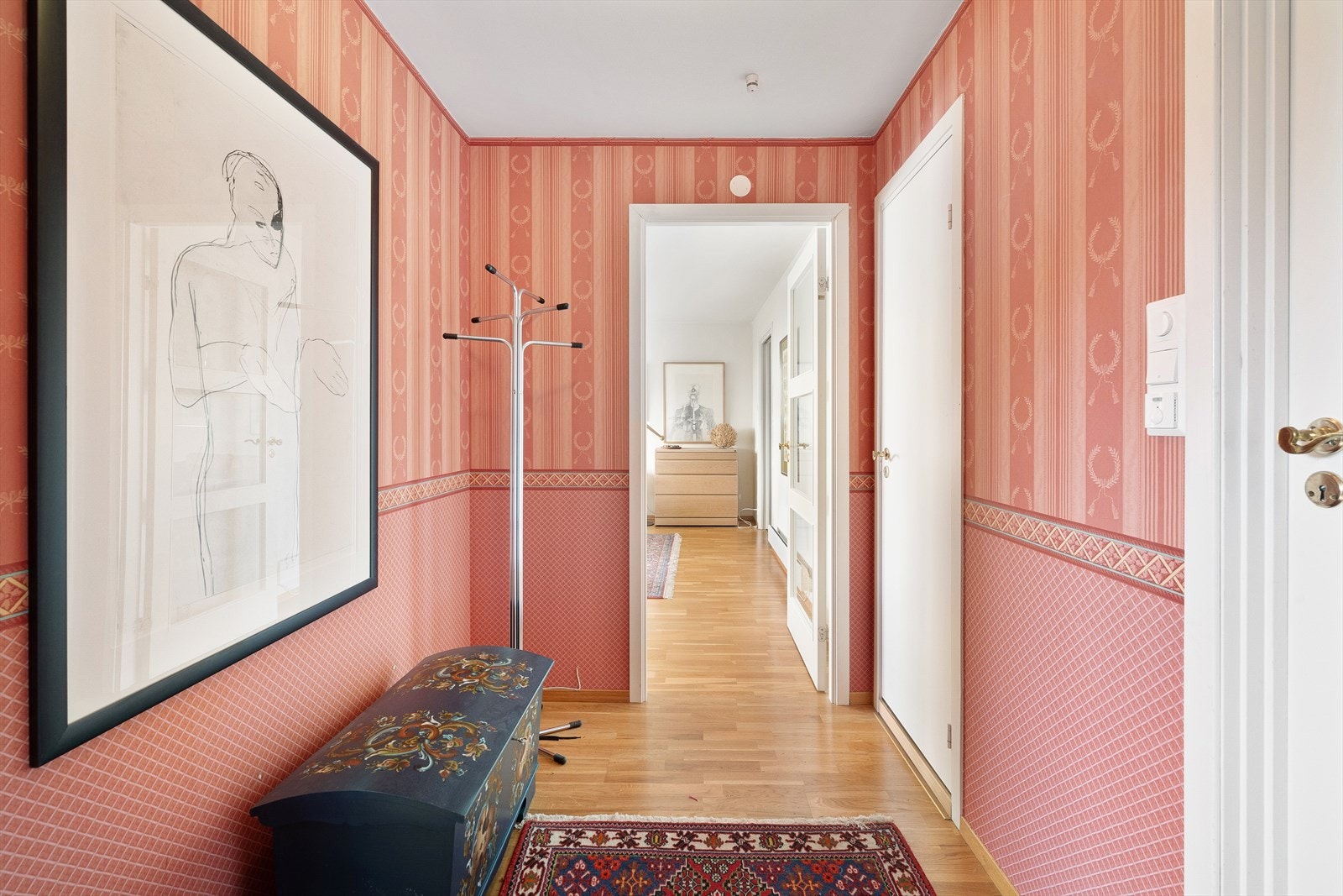 Romslig entré Galleribilde