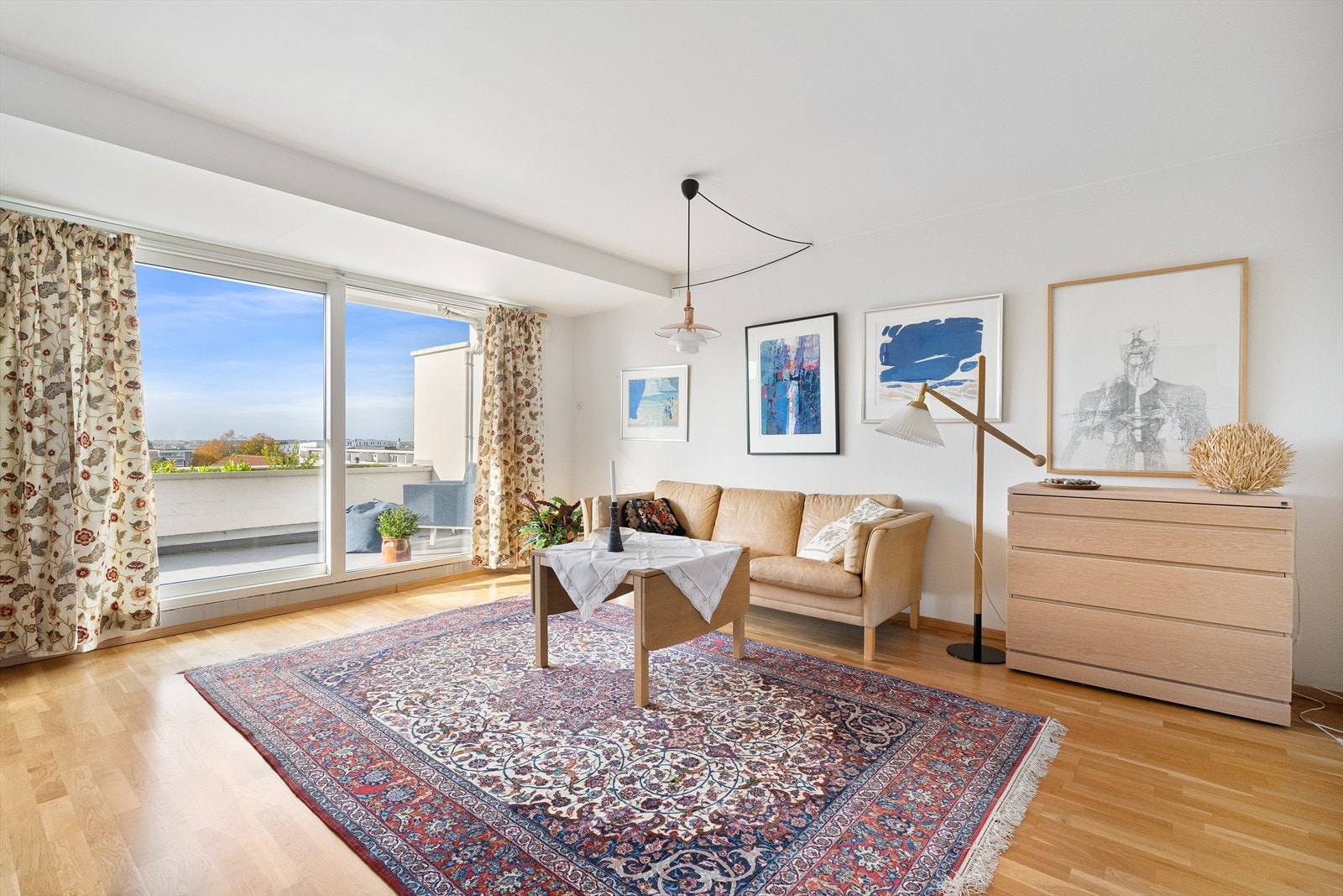 Trivelig, lys stue med flott utsikt Galleribilde