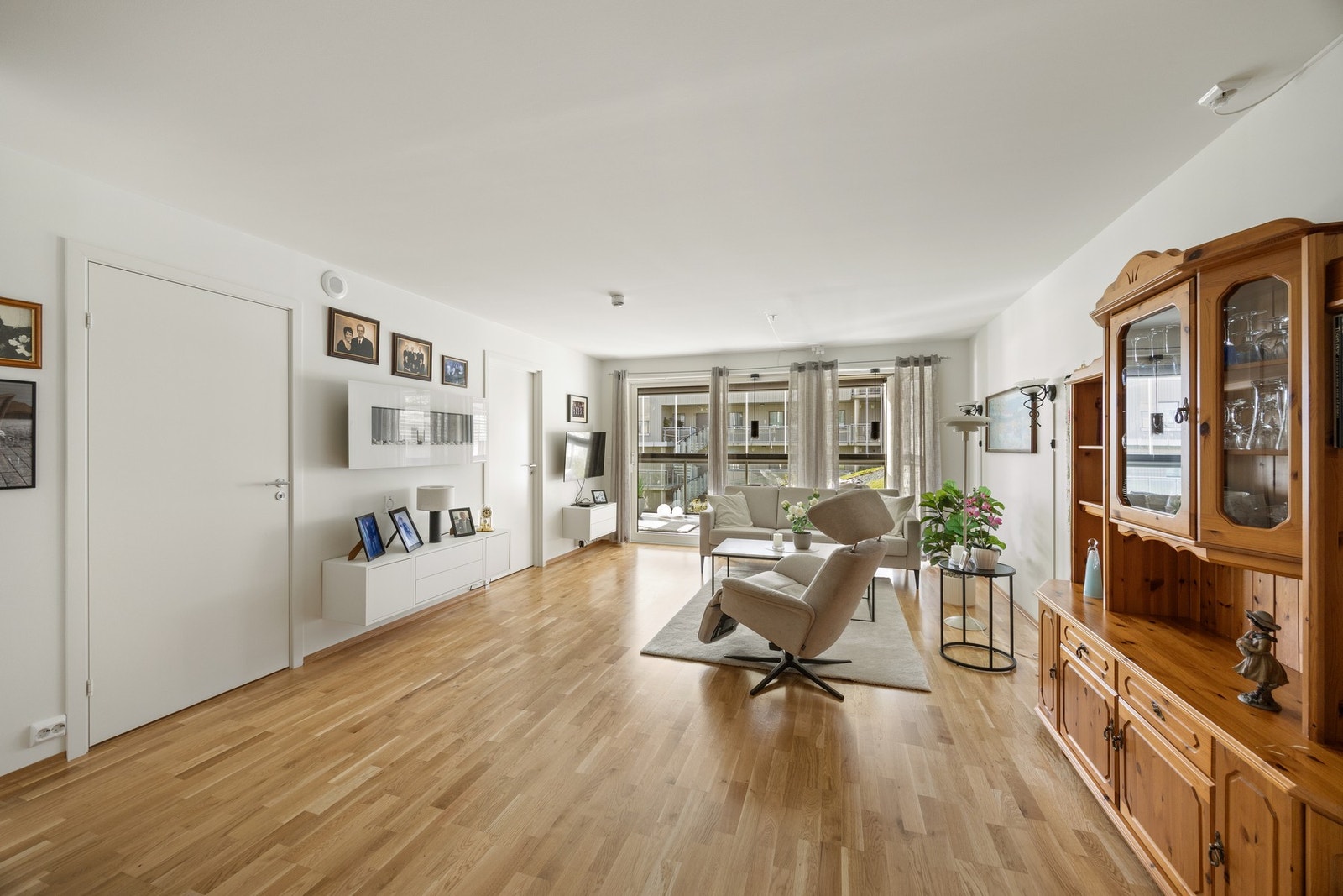 Lys og trivelig stue med god plass til sittegrupper Galleribilde