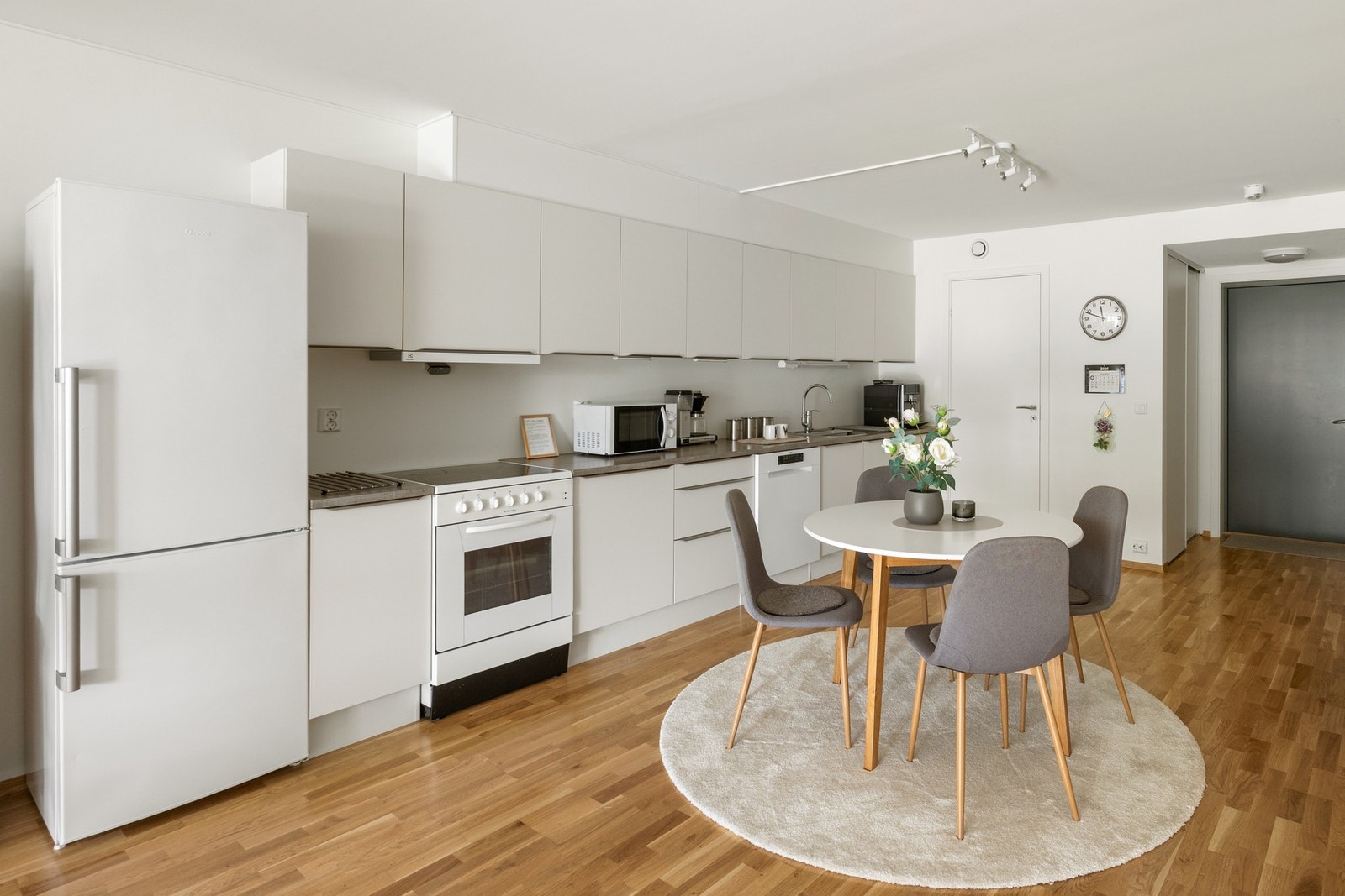 Hvit kjøkkeninnredning med avsatt plass for hvitevarer Galleribilde