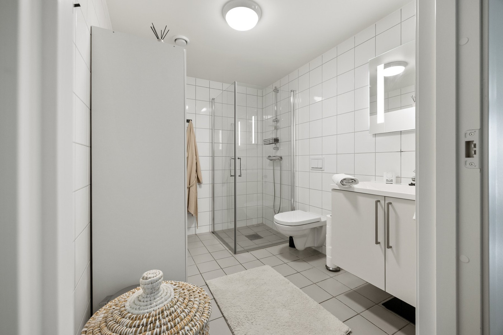 Bad/WC - ca 5,5 kvm. Flislagte overflater med varme i gulvet Galleribilde