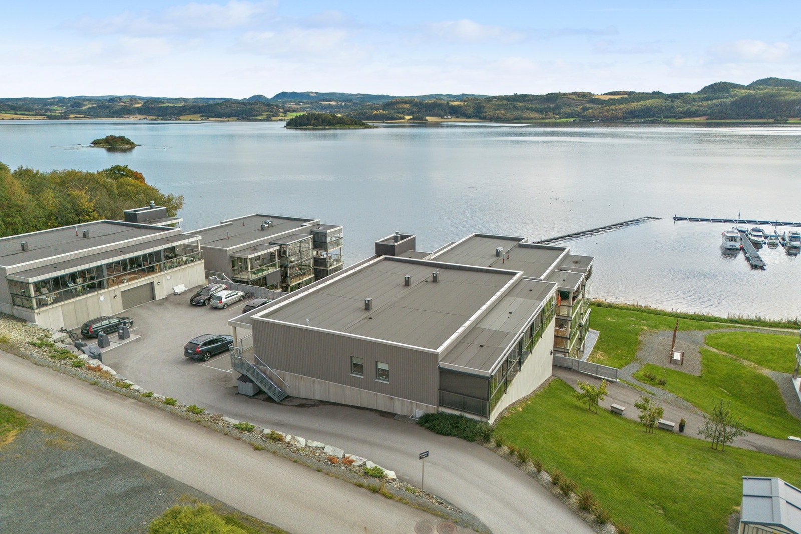 Det er heis i bygget og egen parkeringsplass i kjeller. Galleribilde