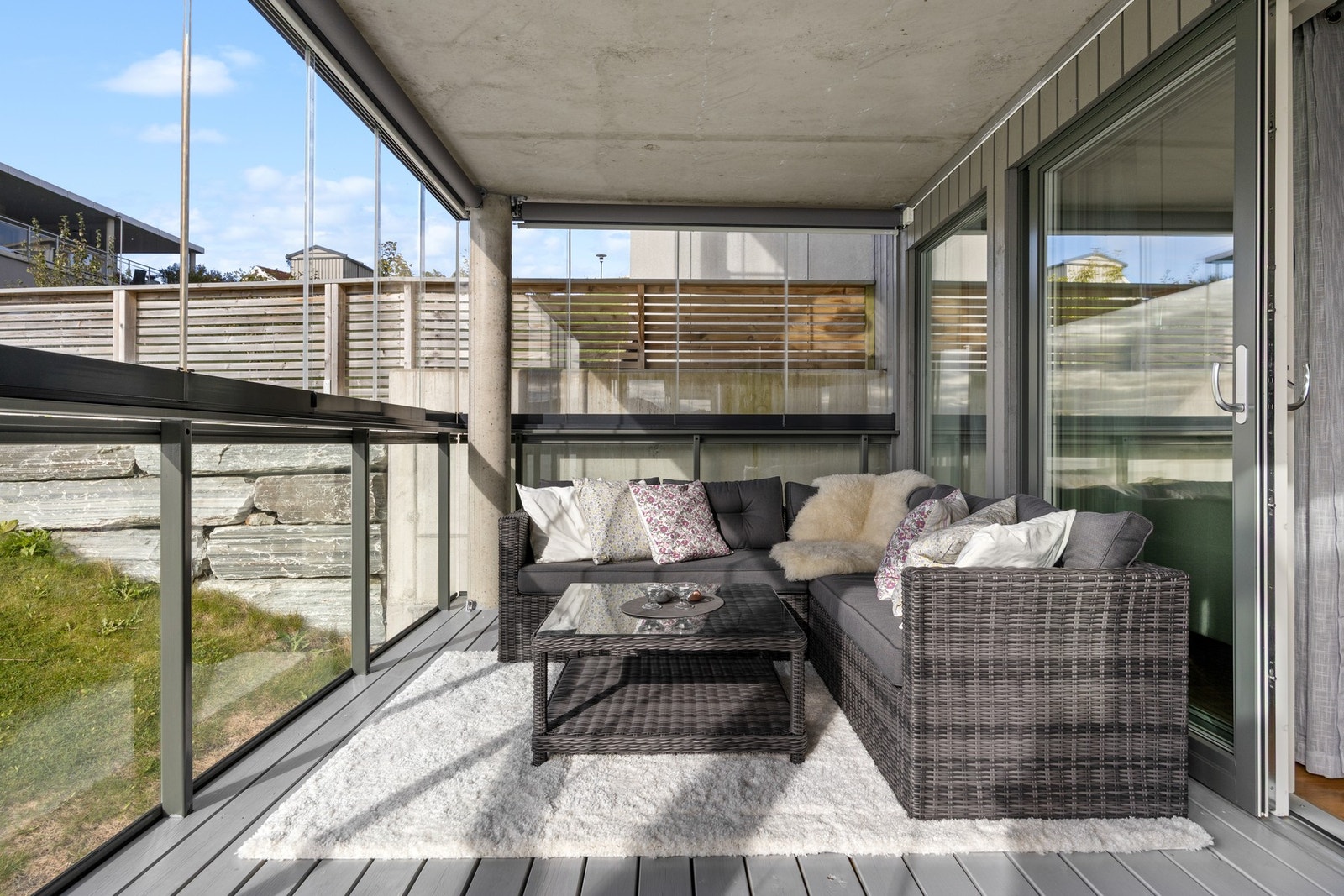 Innglasset balkong - ca 14 kvm. God plass til behagelig loungemøbel for å nyte sommeren! Galleribilde