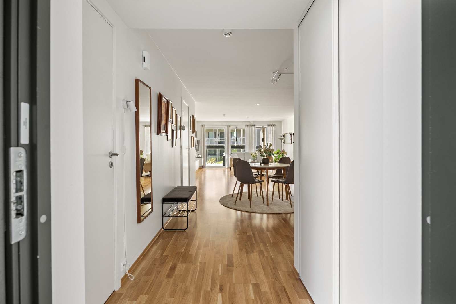 Entréen har skyvedør i tilknytning Galleribilde