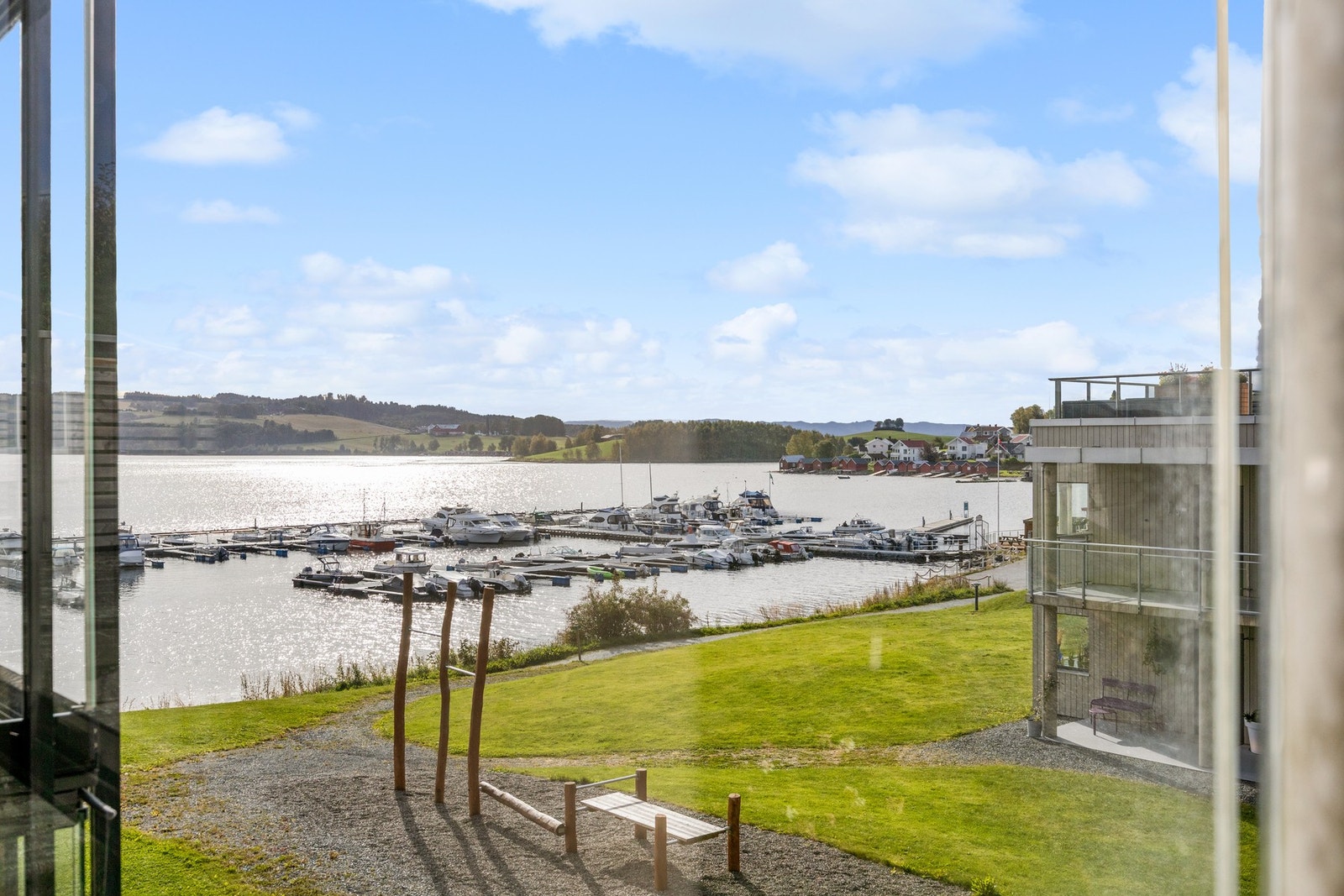 Vakker utsikt over småbåthavn og mot sjøen! Galleribilde