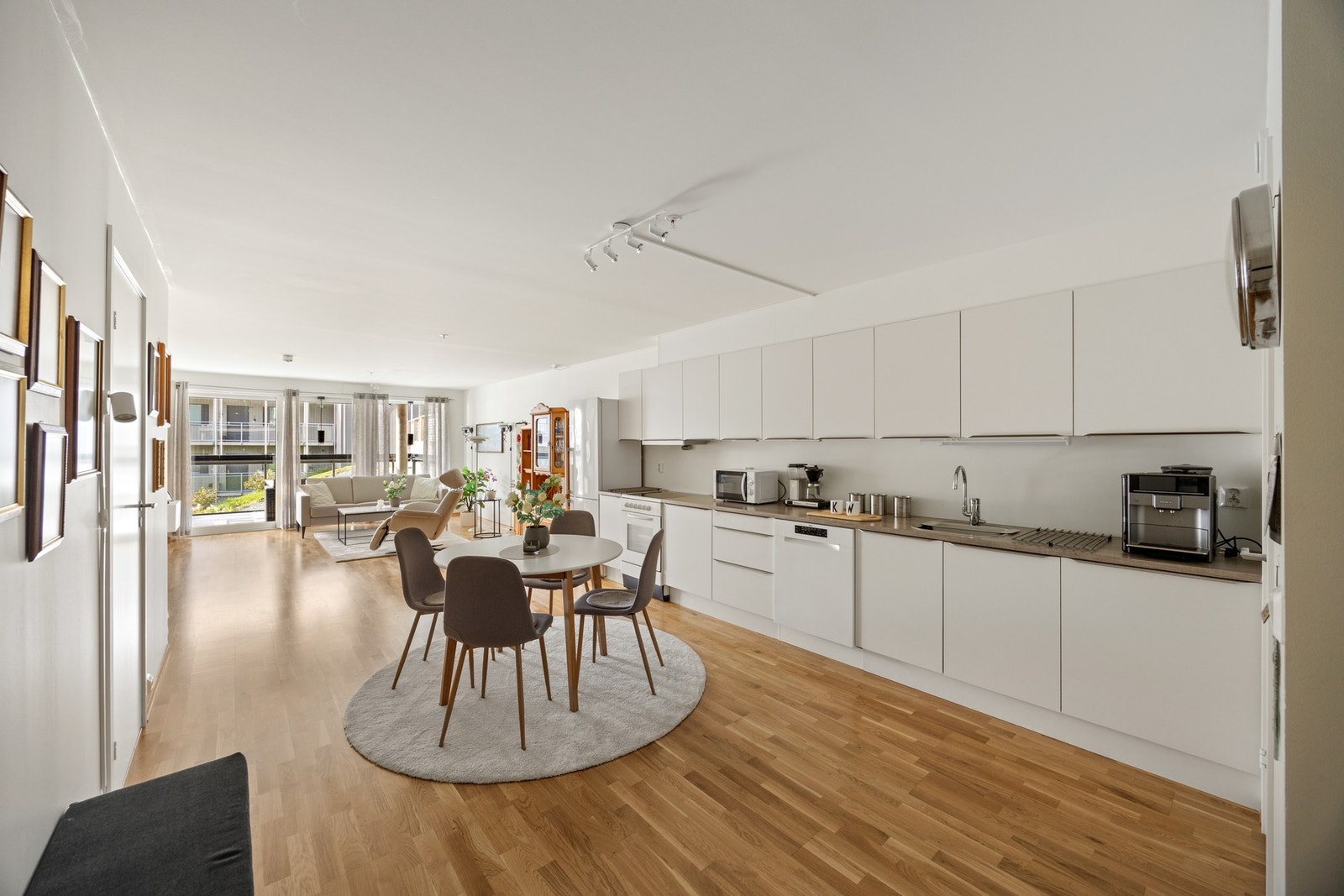 Stue og kjøkken måler ca 44 kvm Galleribilde