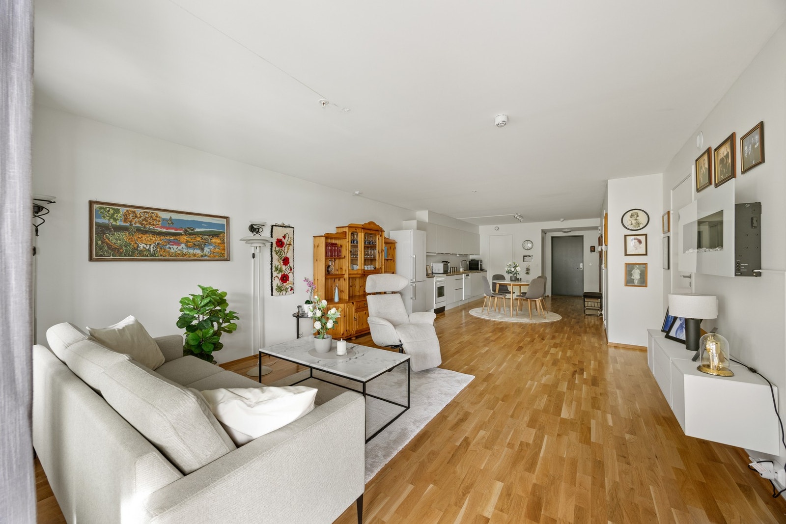 Stue og kjøkken i åpen planløsning Galleribilde