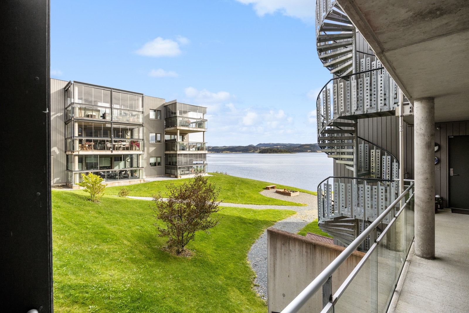 Utsikt over fellesareal og mot sjøen fra inngangsparti Galleribilde