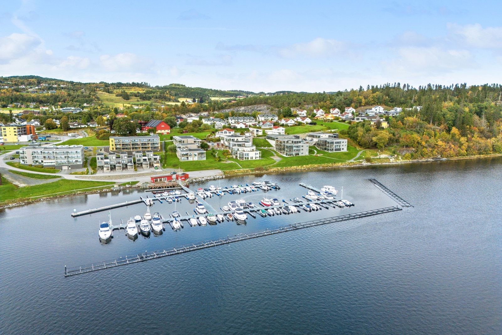 Fin tursti like nedenfor. Muustrø-parken ligger i gangavstand, samt flere fine turområder rundt Galleribilde