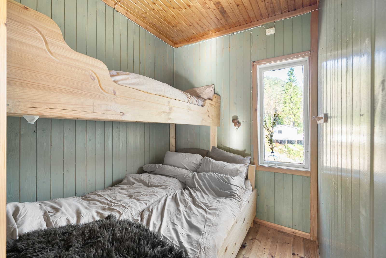 Hytten har totalt 3 soverom, med praktiske sengeløsninger. Galleribilde