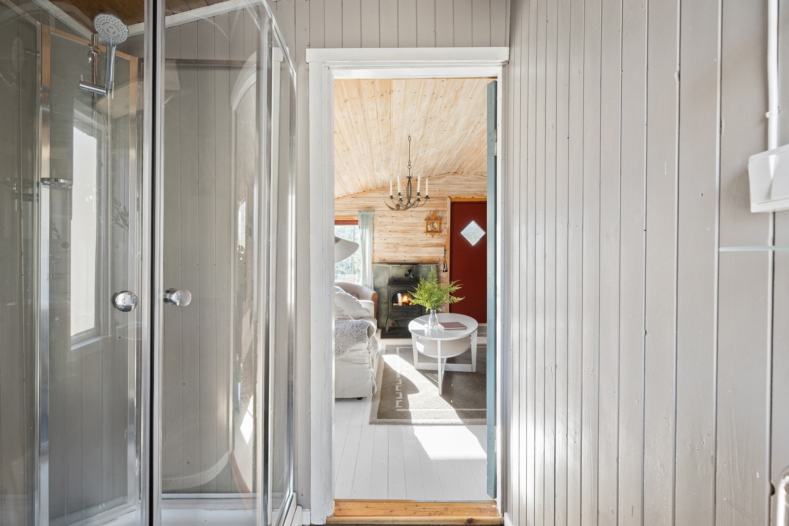 Hytten har også et praktisk "bad" der man blant annet har dusjkabinett og komposttoalett. Galleribilde