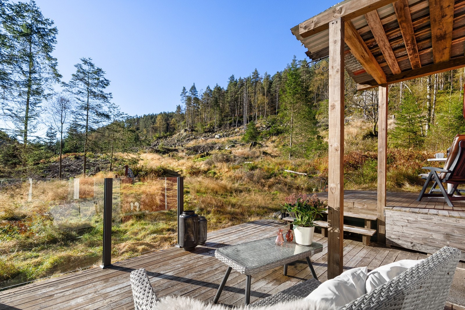 Fra dørstokken har du fine tur- og bærstier, og vinterstid er det kort kjøring til oppkjørte skiløyper og Sirdal alpinsenter. Galleribilde