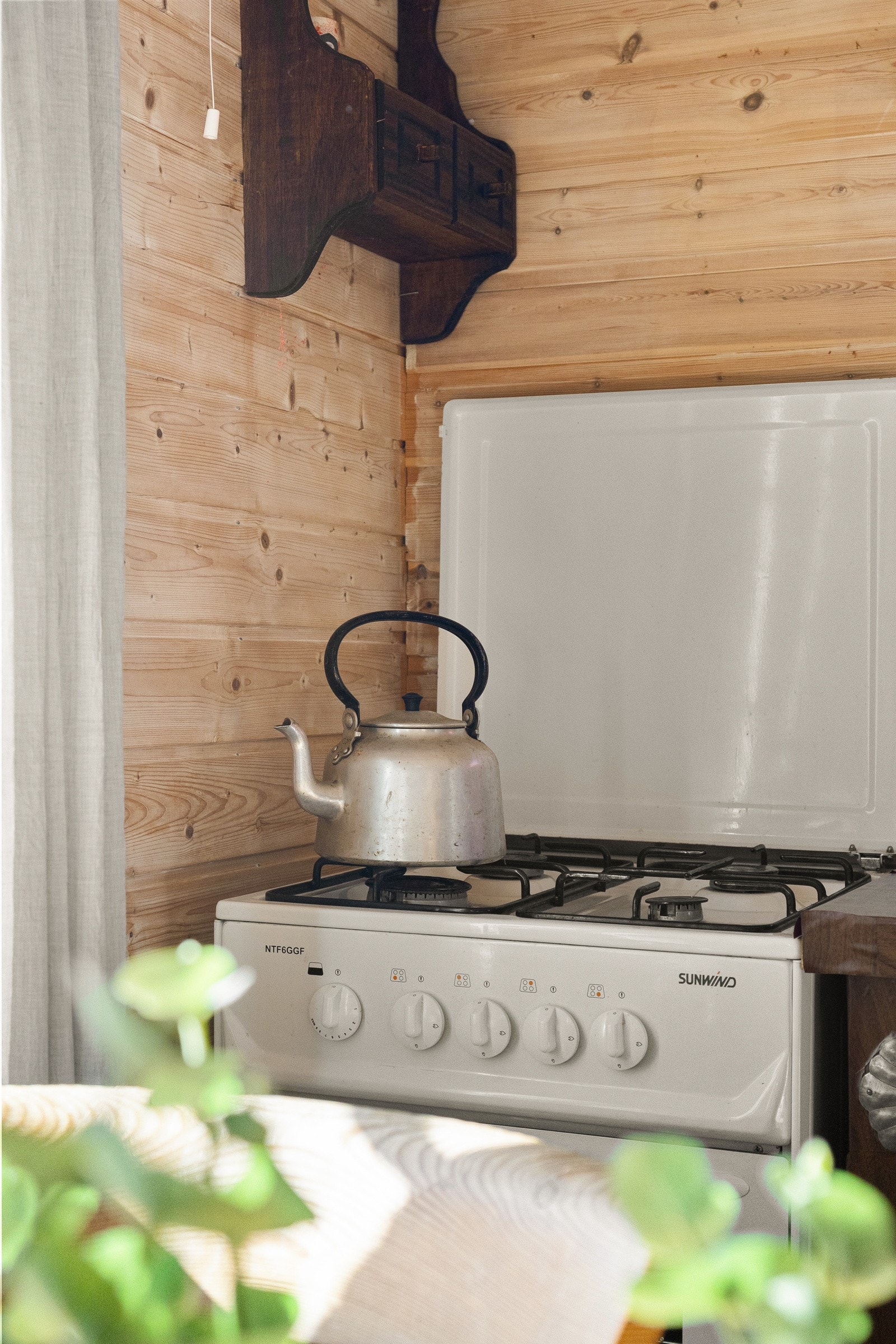 Kjøkkenet har en enkel løsning med gasskomfyr og gasskjøleskap. Galleribilde