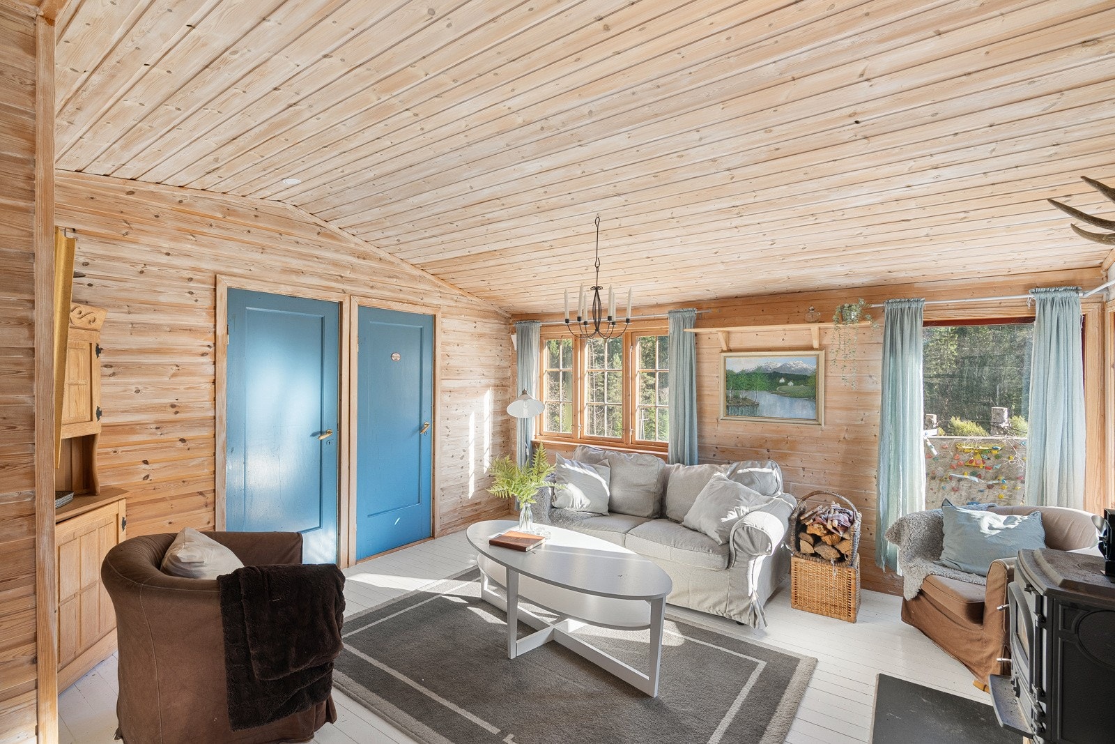 Innvendig har hytten en parktisk planløsning med tradisjonell innredning. Galleribilde