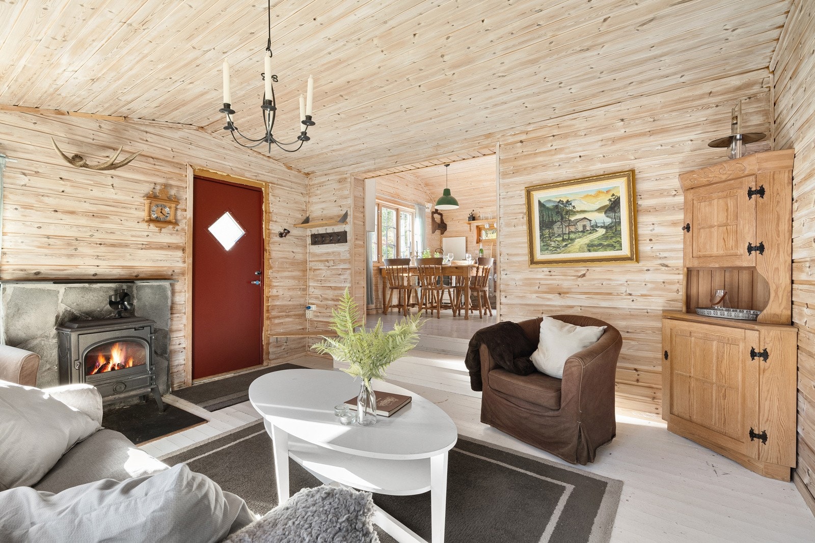 Kjøkkenet og stuen ligger i en åpenløsning som gjør det ekstra sosialt når man samler venner og familie. Galleribilde