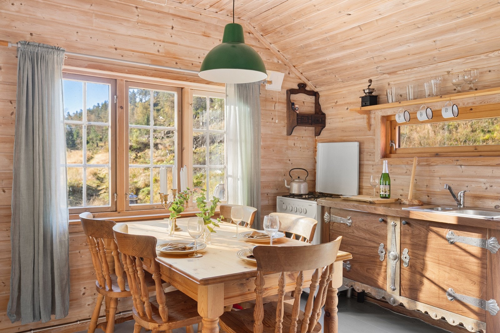 Kjøkkenet har en pen og enkel modulløsning som består av to underskap, en skuffeløsning og et vegghengt skap. Galleribilde