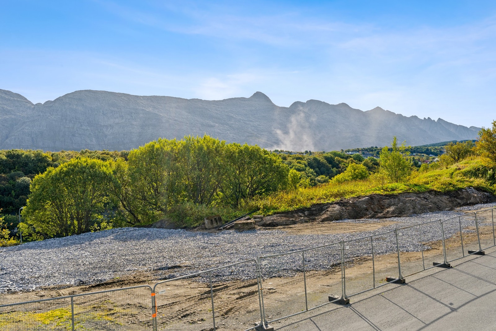 Gamle rigger er revet, og ryktene tilsier at det vil blir etablert parkeringsplasser på sikt Galleribilde