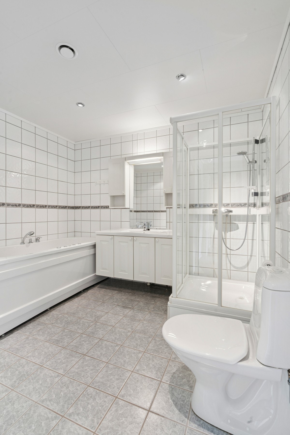 Det er heis i bygget, og parkering i felles garasje Galleribilde