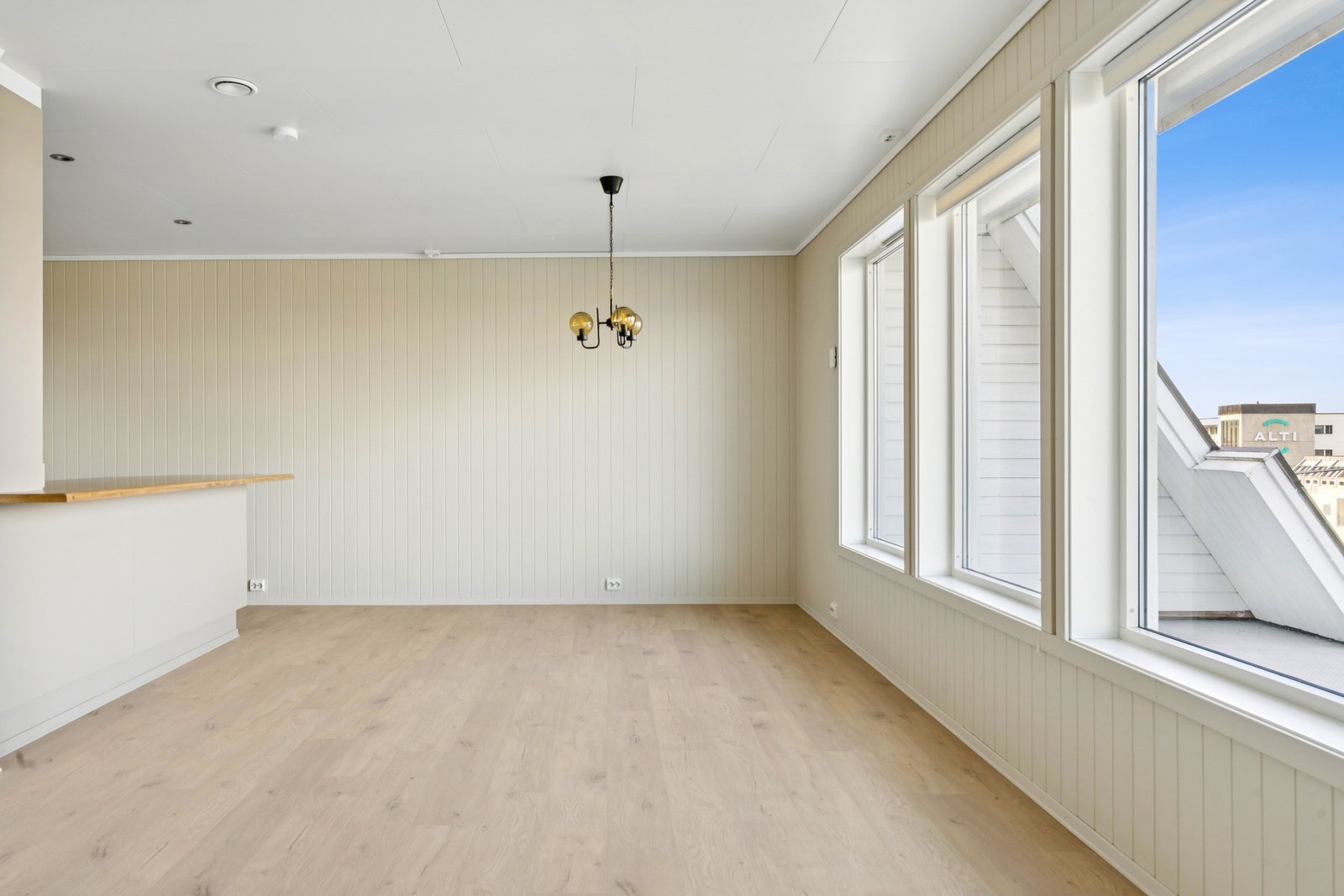 Åpne løsning mellom stue og kjøkken skaper en åpen og luftig atmosfære Galleribilde