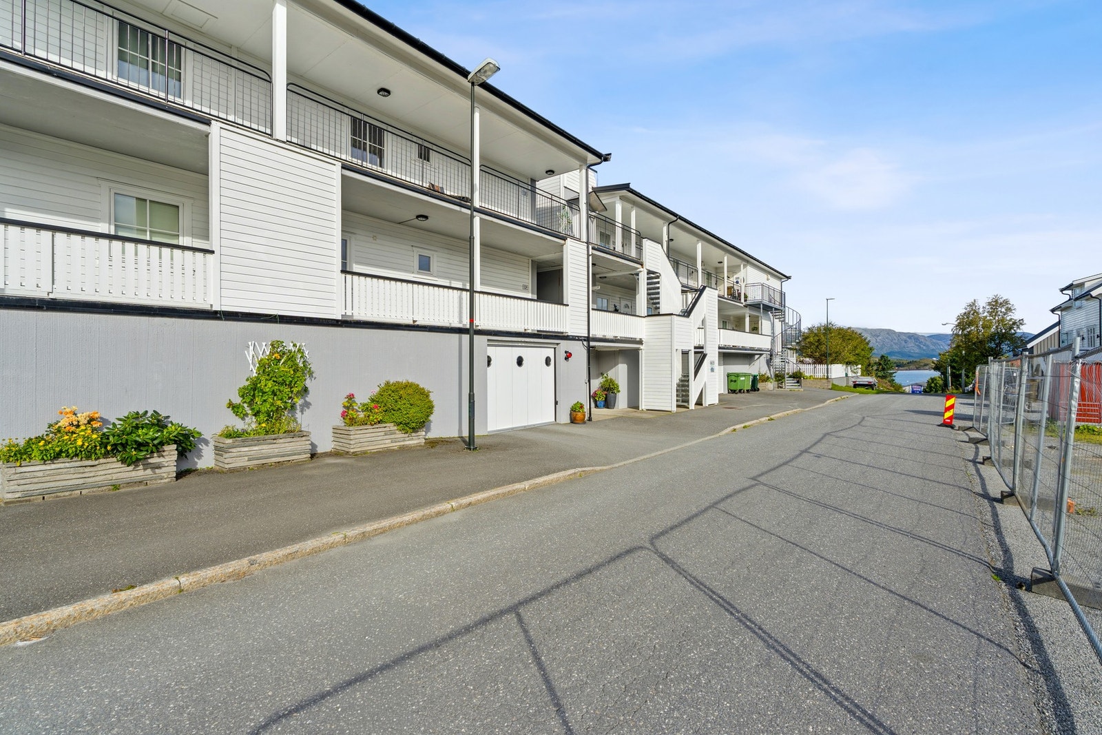 Leiligheten har totalt to soverom- Vestvendt balkong med en nydelig utsikt og gode solforhold Galleribilde