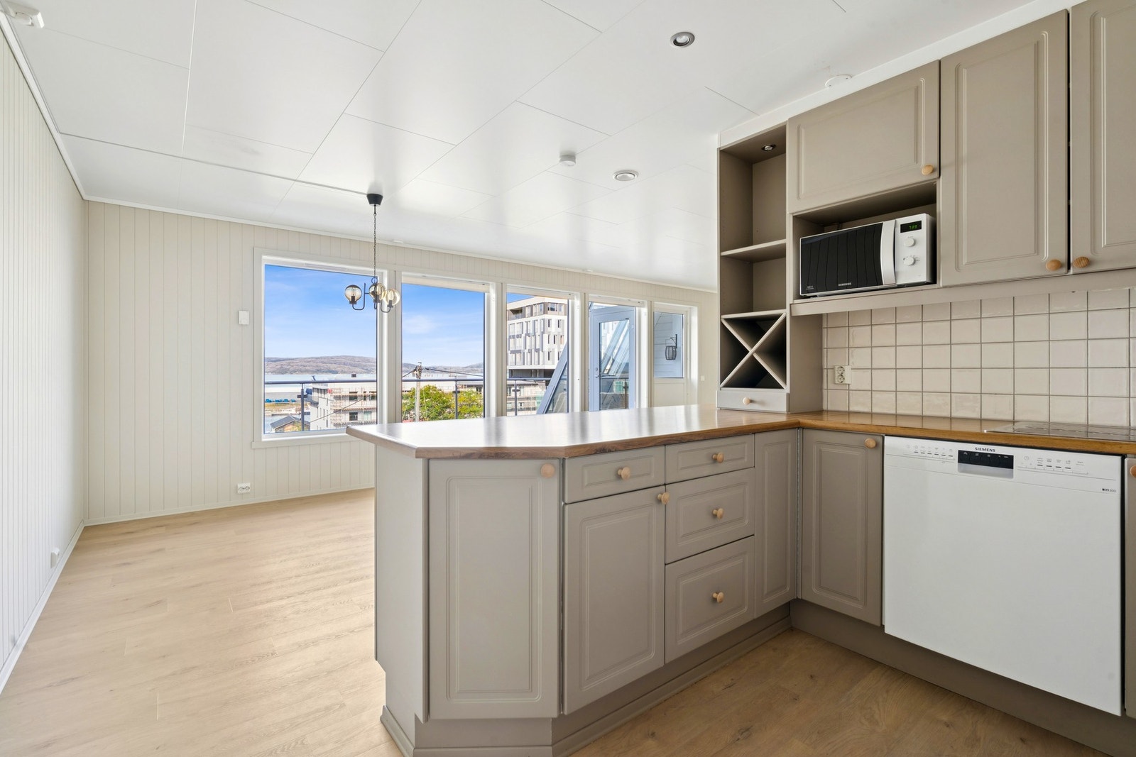 Kjøkkenet er godt utrustet med under- og overskap- Integrerte hvitevarer Galleribilde