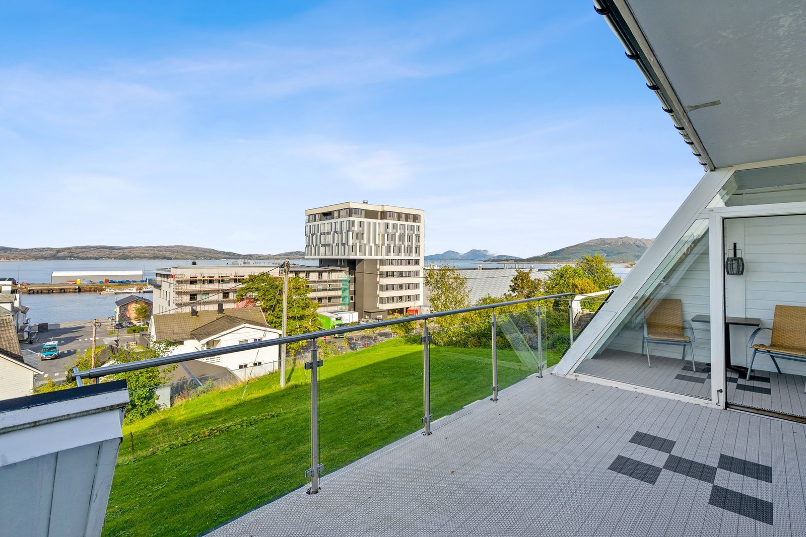 Glassrekkverk på altanen gir en stilren finish og sørger for at du kan nyte den vakre utsikten helt uforstyrret Galleribilde