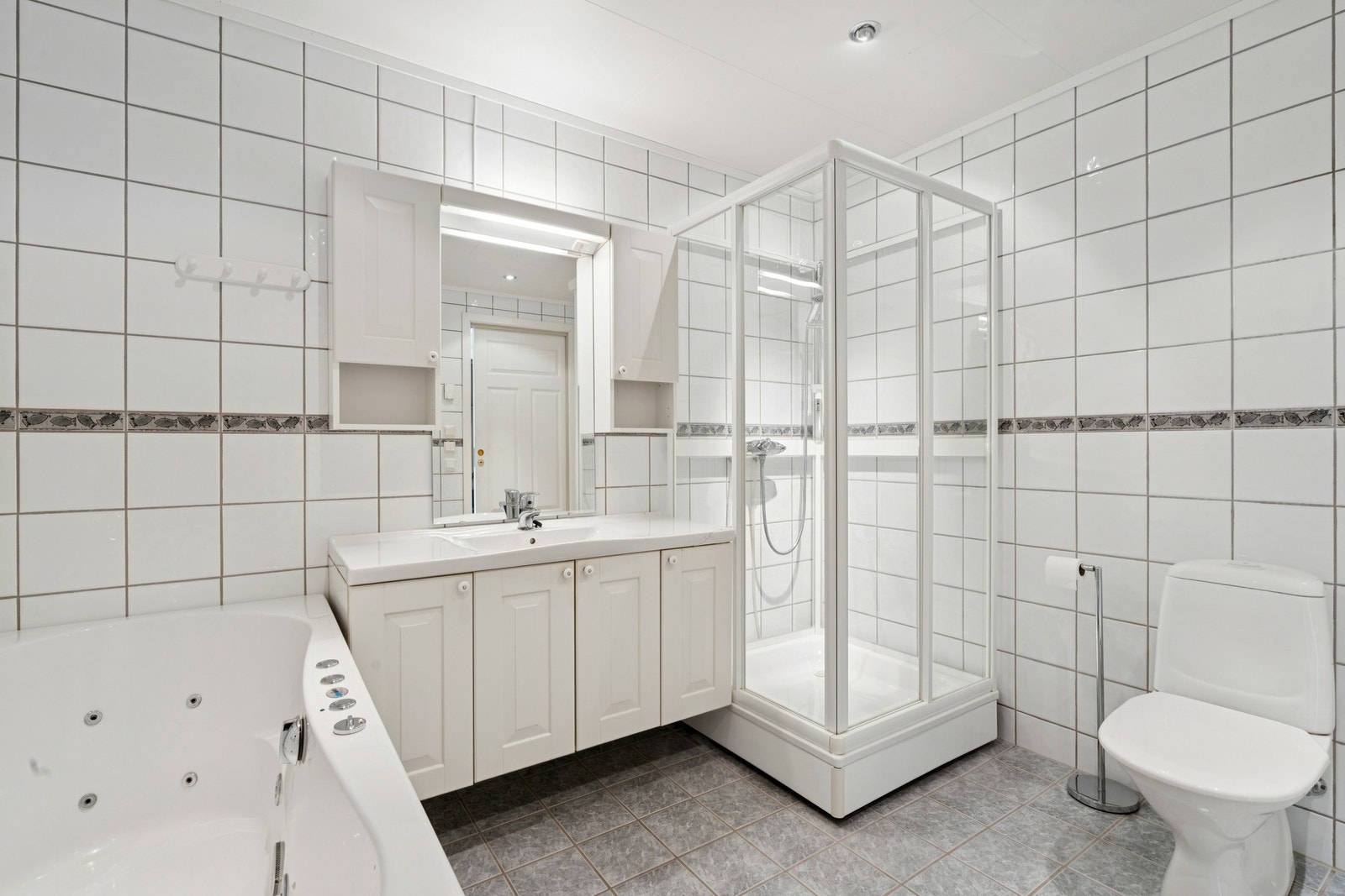 Fliser på vegg og gulv, med vannbåren gulvvarme og balansert ventilasjon Galleribilde