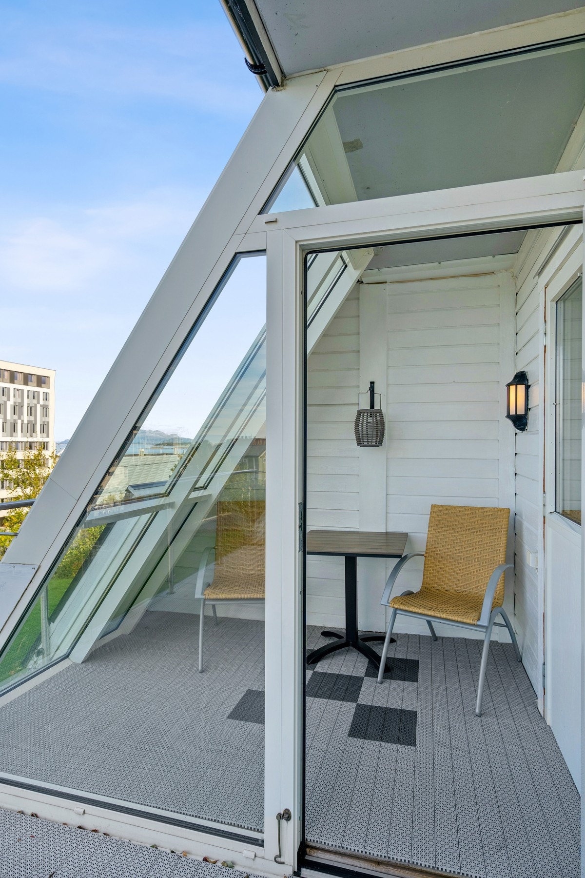 Deler av terrassen er innglasset, noe som gir en lun og skjermet uteplass du kan nyte året rundt Galleribilde