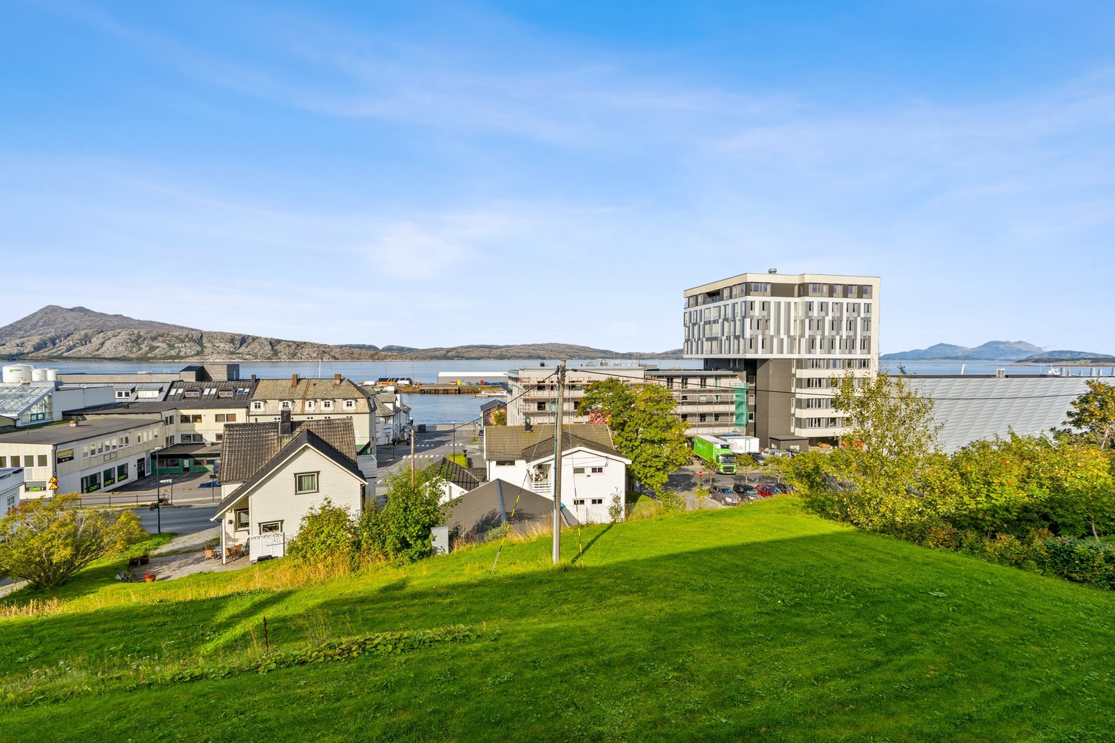 De frodige og velstelte fellesarealene rundt eiendommen skaper et innbydende og behagelig utemiljø Galleribilde