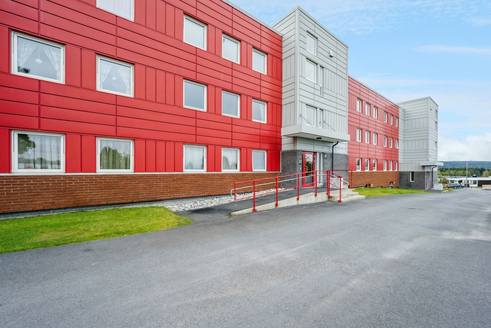 Inngangsparti med trapp og rampe tilpasset rullestolbrukere Galleribilde