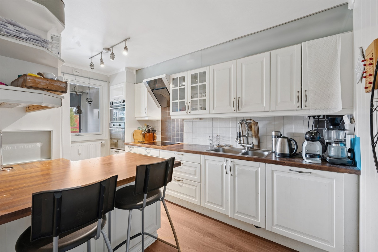 Kjøkken med fin spiseplass Galleribilde