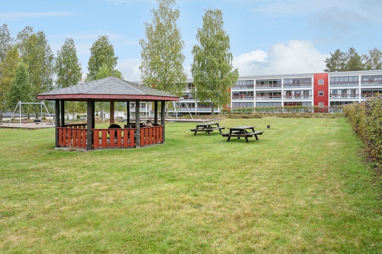 Felles paviljong og benker på fellesarealene Galleribilde