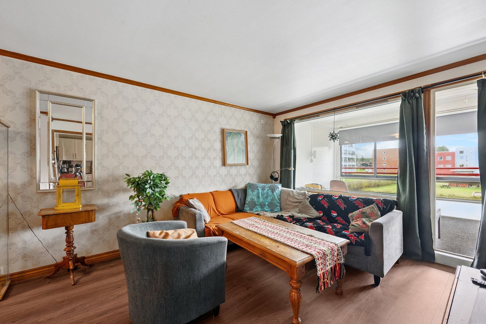 Stue med utgang til innglasset balkong med utsyn mot sør Galleribilde