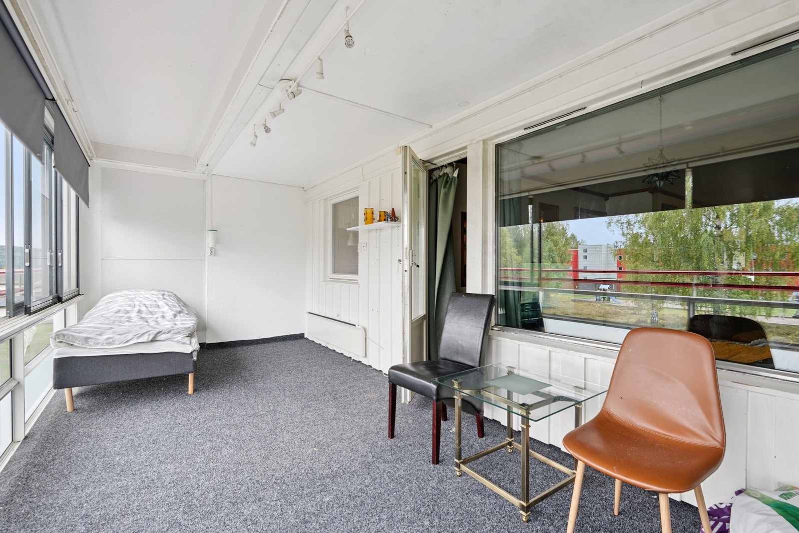 Den innglassete balkongen fungerer som en ekstra stue store deler av året Galleribilde