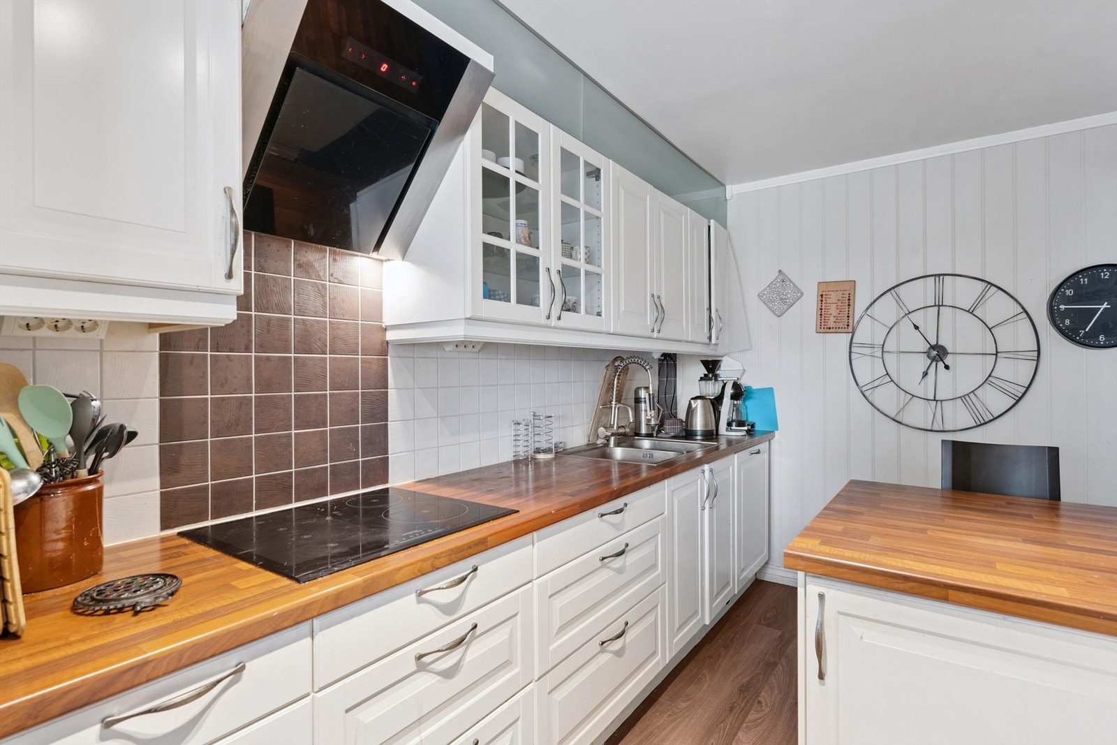 Her er det integrert induksjonstopp, stekeovn og ventilator tilknyttet sentralavtrekk Galleribilde