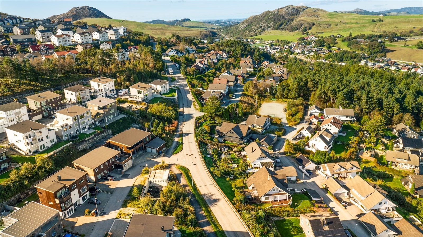 Tomten er klargjort med grunnarbeid, betongarbeid og arbeide med bunn- og stikkledninger som ble gjennomført i henhold til opprinnelig gitt tillatelse. Galleribilde