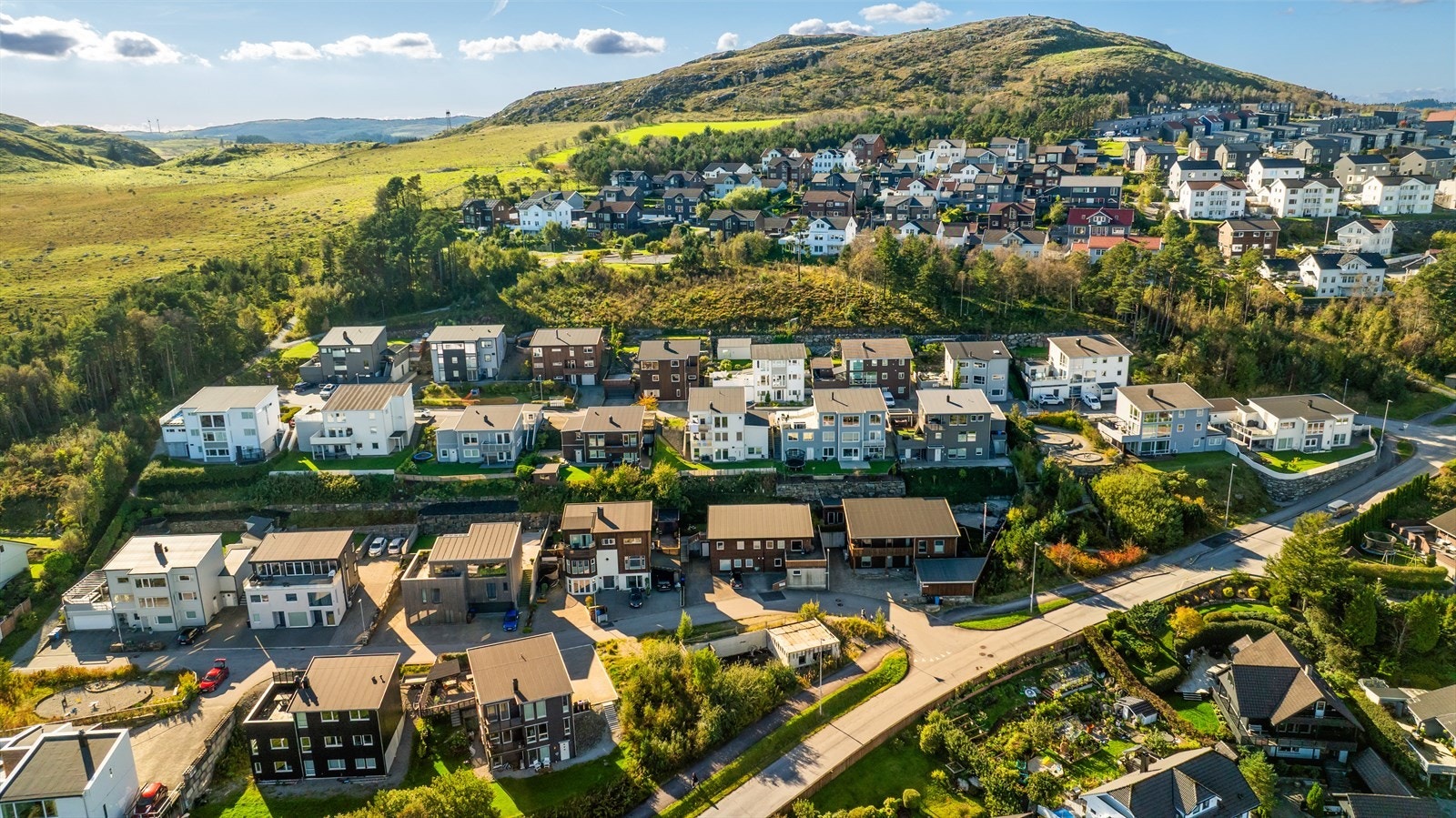 Tomten ligger i et nyere, barnevennlig boligfelt på Rossåsen i Figgjo. Området består i hovedsak av eneboliger i forskjellig stilart, det har blitt et flott felt med stort mangfold. Galleribilde