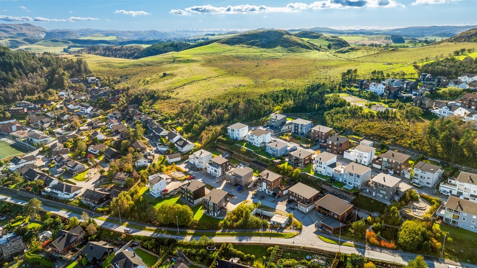Når det gjelder dagligvarehandel, ligger Rema 1000 i Opstadveien kun ca. 10 minutters gange unna, mens Joker Figgjo kan nås på omtrent 15 minutter til fots. Galleribilde