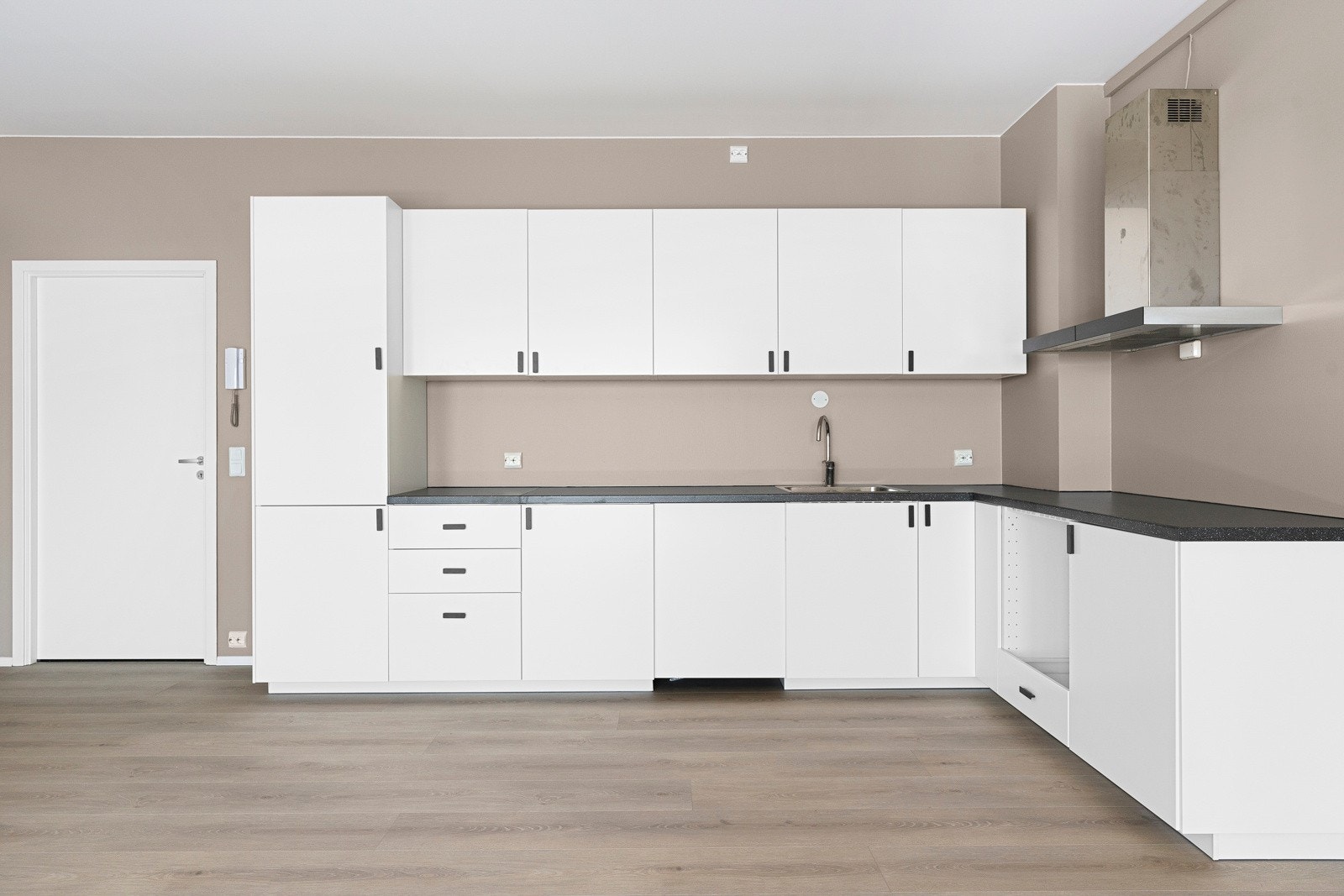 Kjøkkenet er helt nytt, klargjort for integrerte hvitevarer Galleribilde