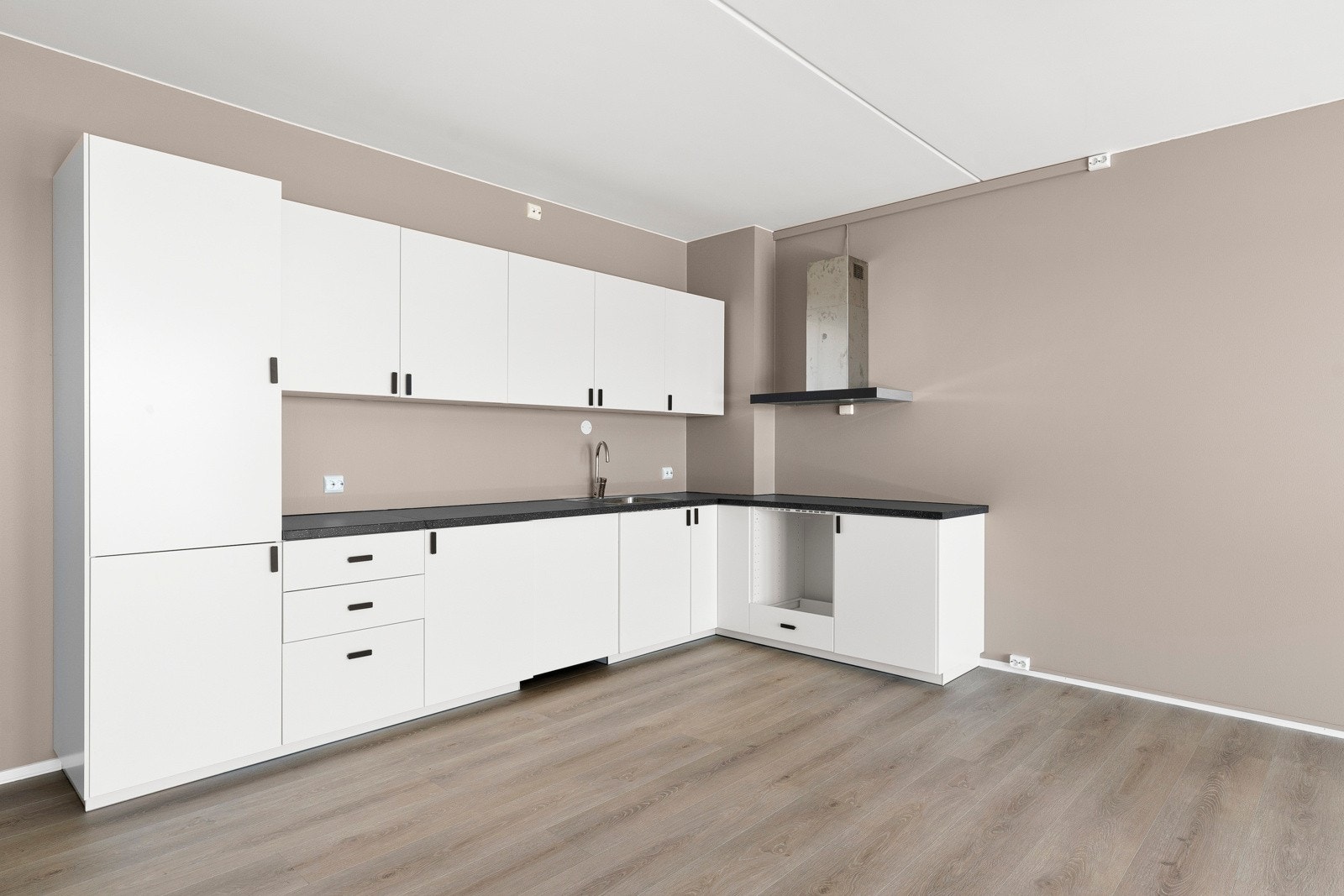 Stort kjøkken med god skap- benkeplass Galleribilde